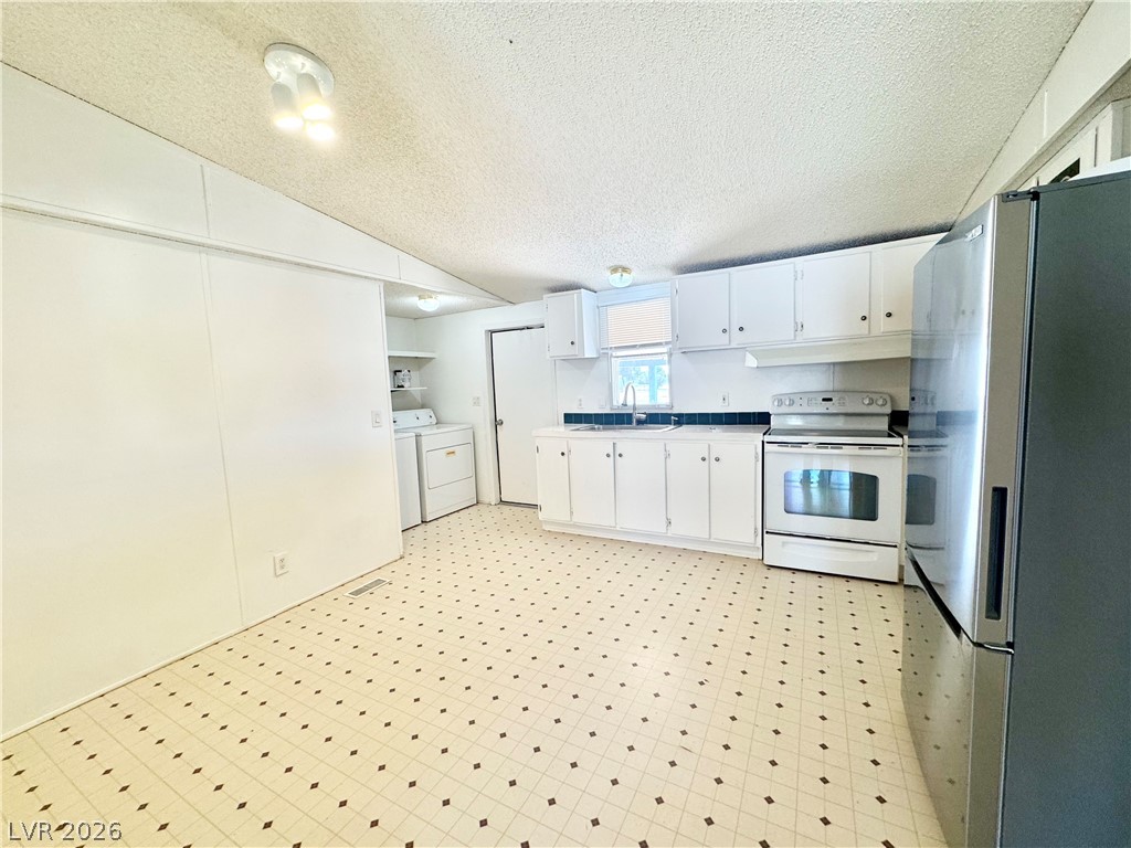 2571 Silver Sage Drive Property Photo 3