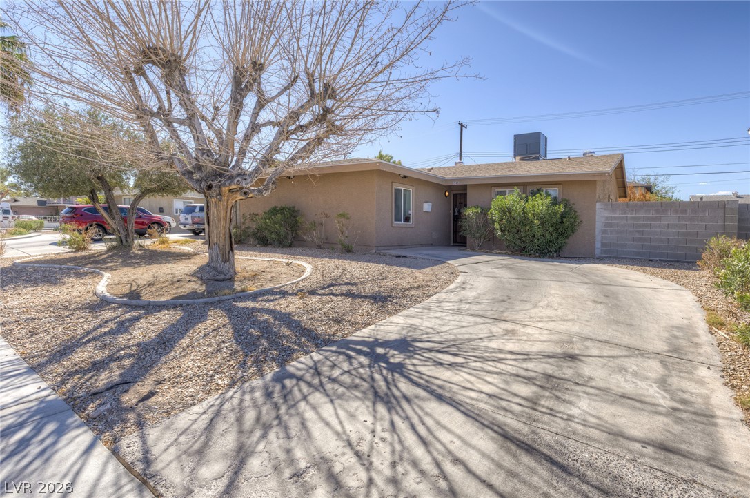 1305 North Mojave Road Property Photo 1