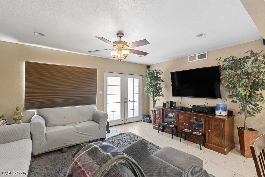 1305 North Mojave Road Property Photo 2