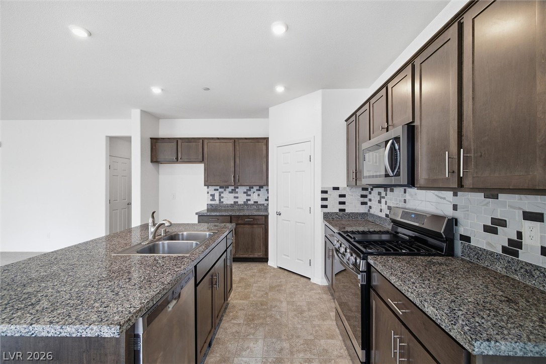 6047 Castle Gardens Avenue Property Photo 8