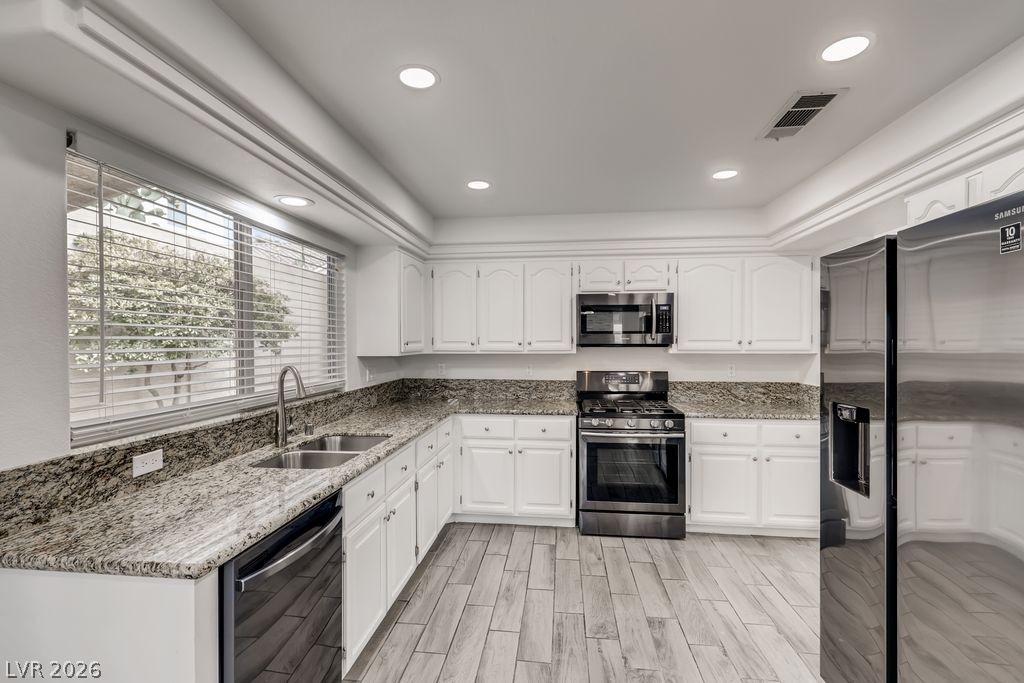 1601 Vespertina Court Property Photo 12