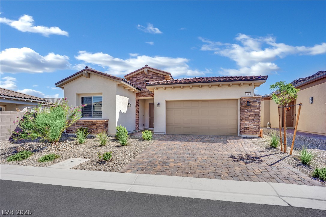 92 Ibiza Lake Drive Property Photo 3