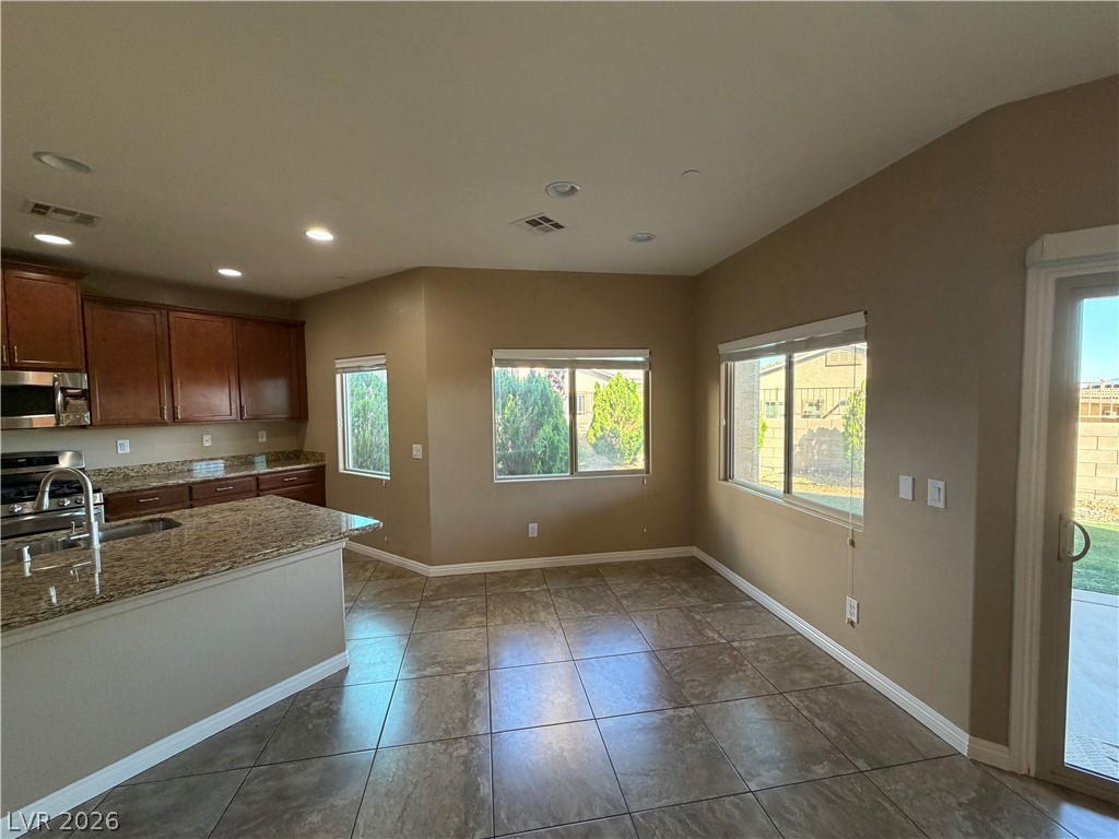 816 Applecross Avenue Property Photo 9