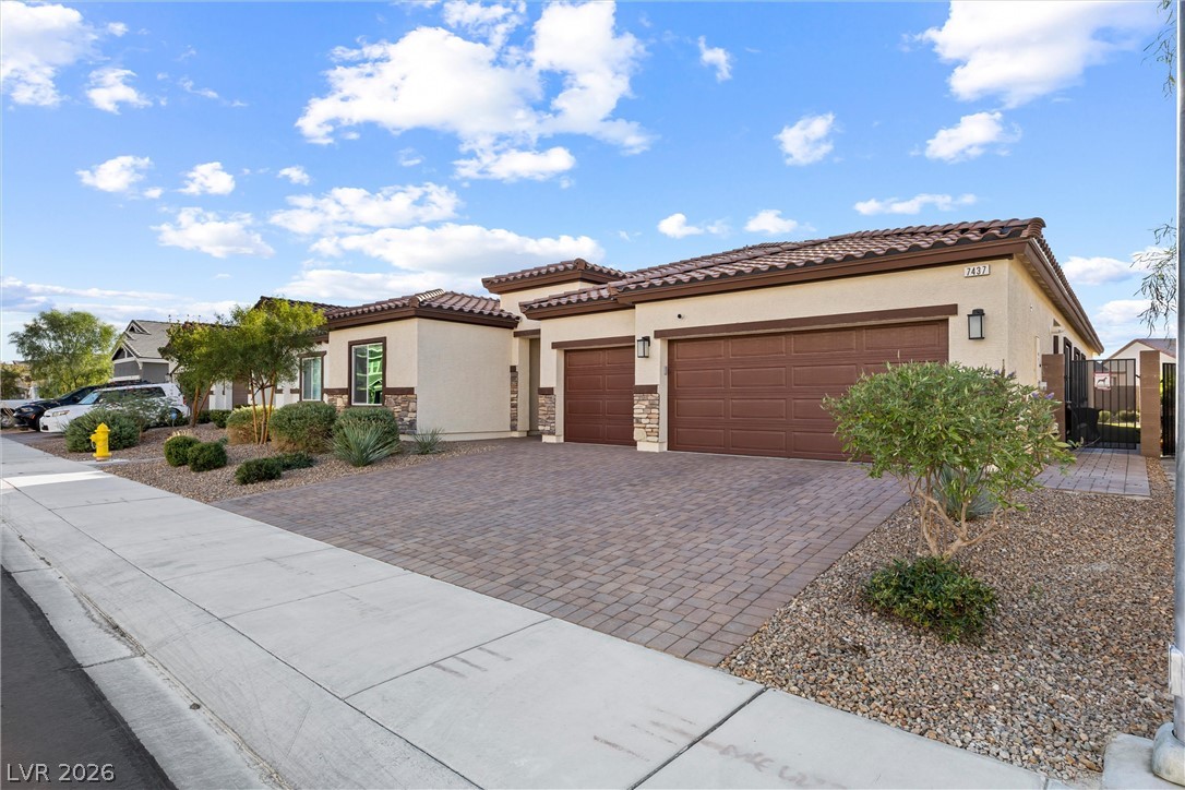 7437 Phoenix Falls Street Property Photo 10