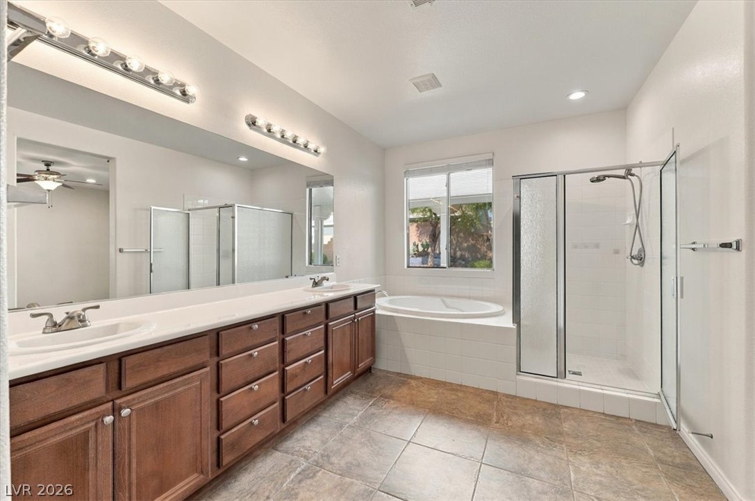 1828 Moonglow Peak Avenue Property Photo 13