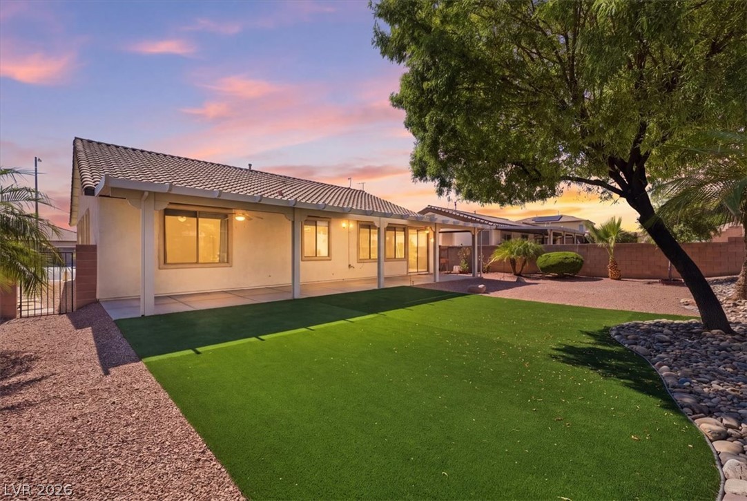 1828 Moonglow Peak Avenue Property Photo 19