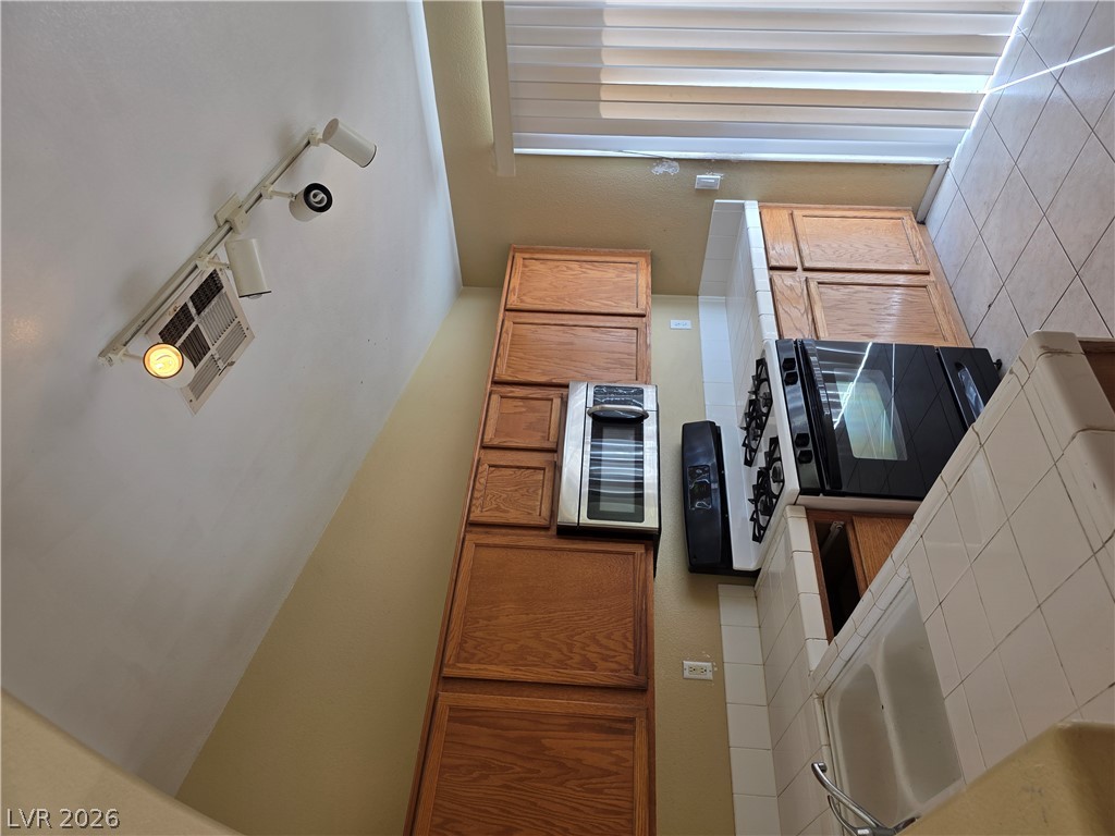 9829 Ridge Creek Place Property Photo 8