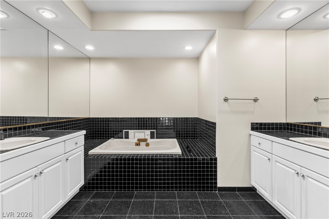 8490 Carmel Ridge Court Property Photo 21