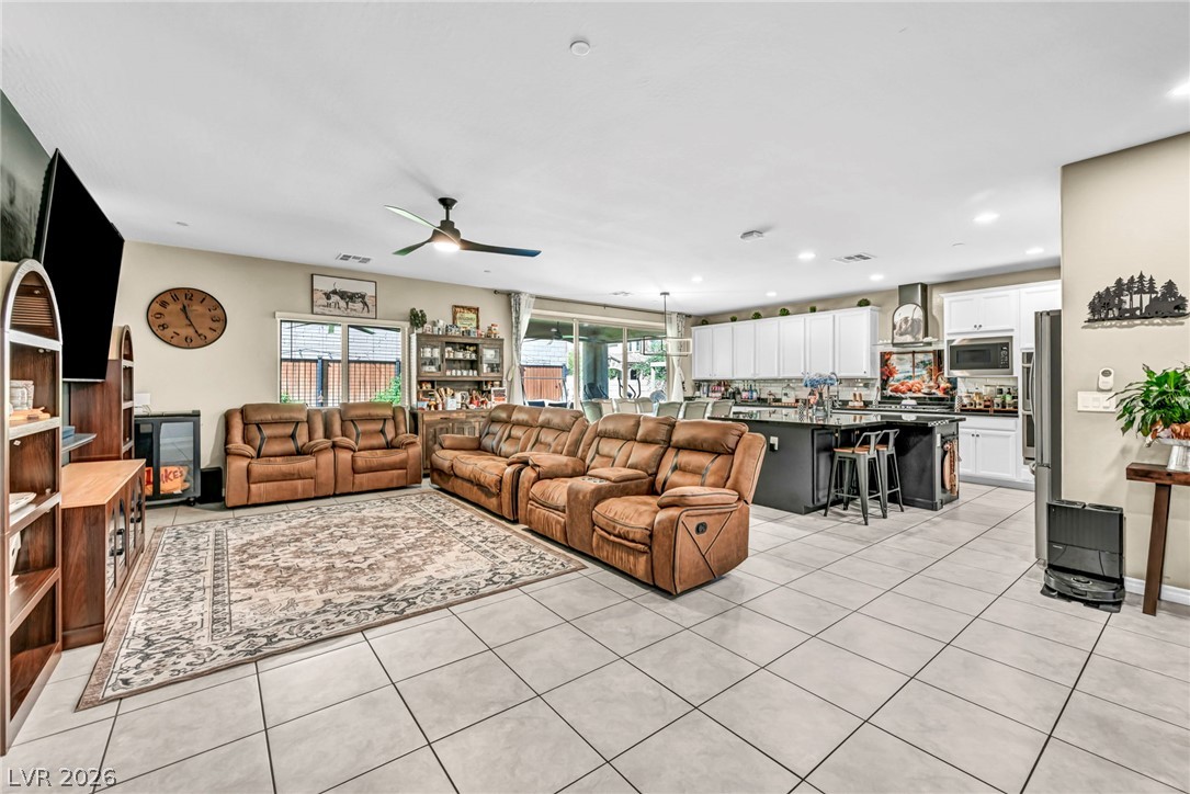 989 Alverstone Court Property Photo 15