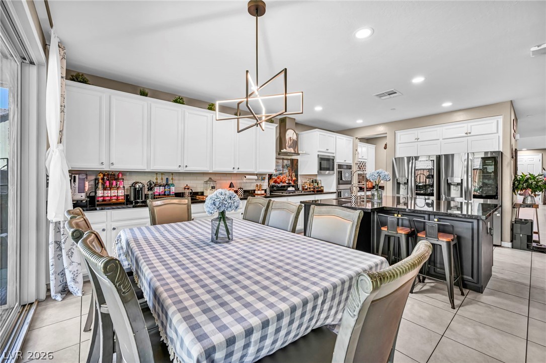989 Alverstone Court Property Photo 18