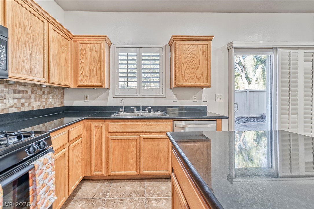 916 Shining Rose Place Property Photo 18