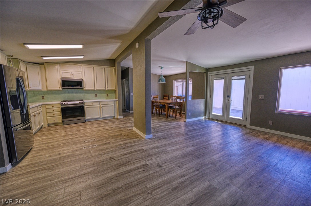 5581 Wheatfield Drive Property Photo 2