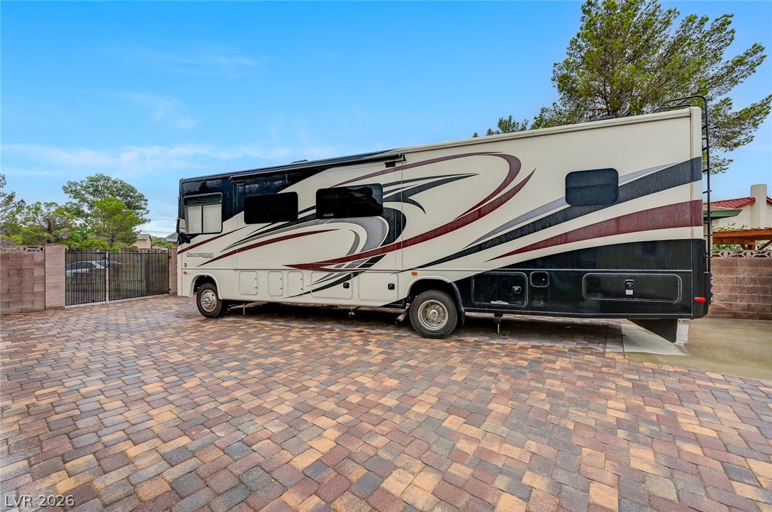 1518 Della Court Property Photo 44