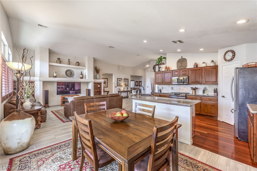 2131 Mountain Glow Avenue Property Photo 8