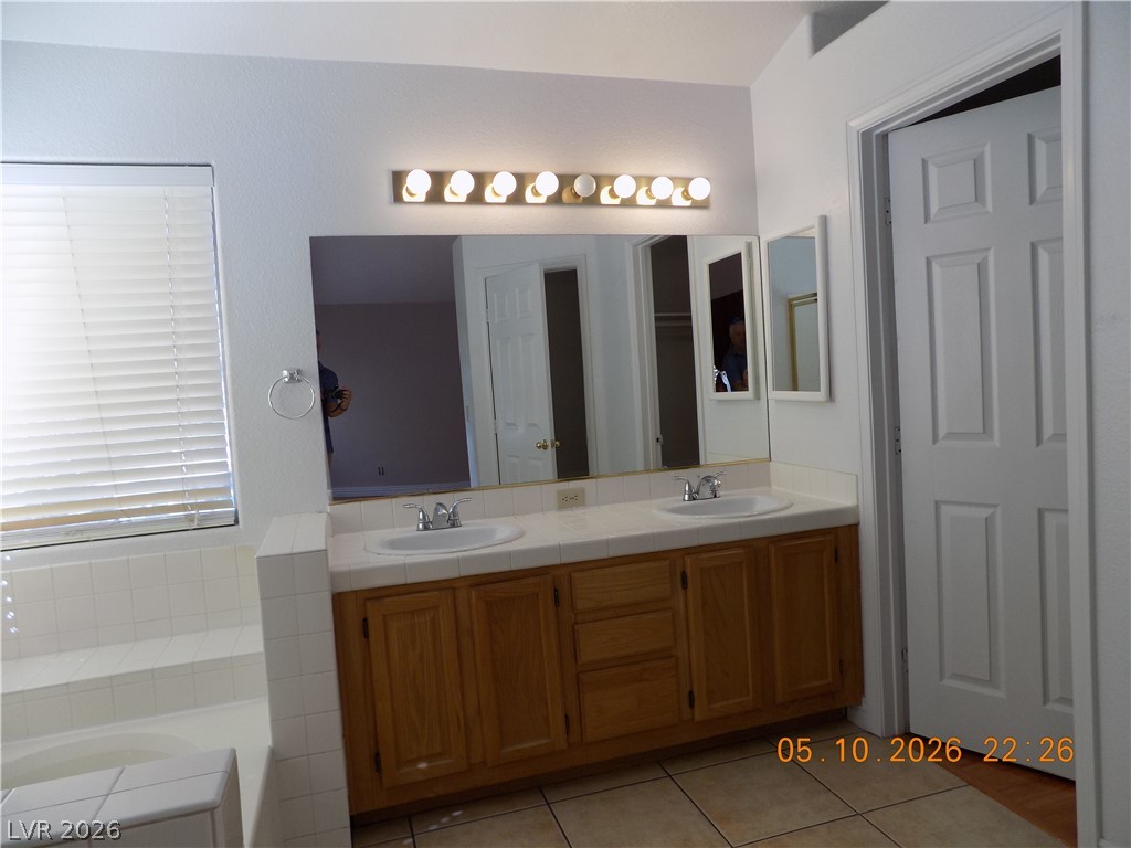 7421 Winterpine Avenue Property Photo 12
