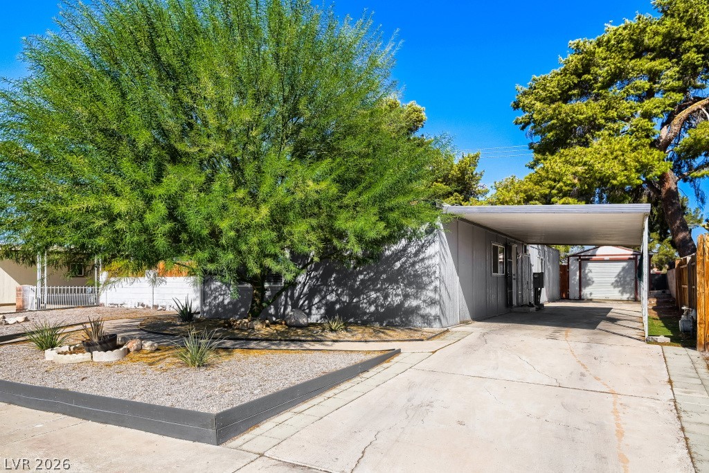 5422 North Sir Richard Drive Property Photo 1