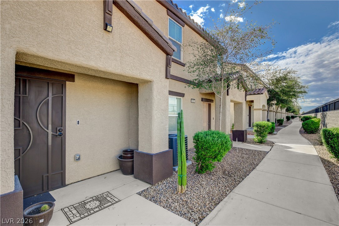 5226 Steep Cliffs Avenue Property Photo 3