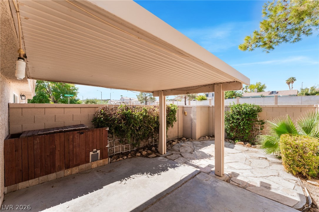 2841 Floral Peak Drive Property Photo 6