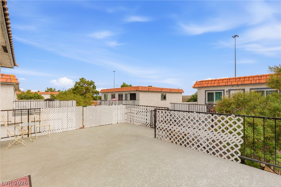 1101 Willow Tree Drive D Property Photo 5