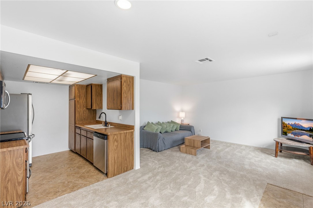 1101 Willow Tree Drive D Property Photo 14