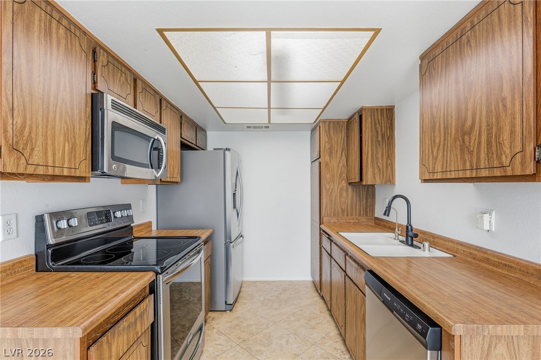 1101 Willow Tree Drive D Property Photo 15