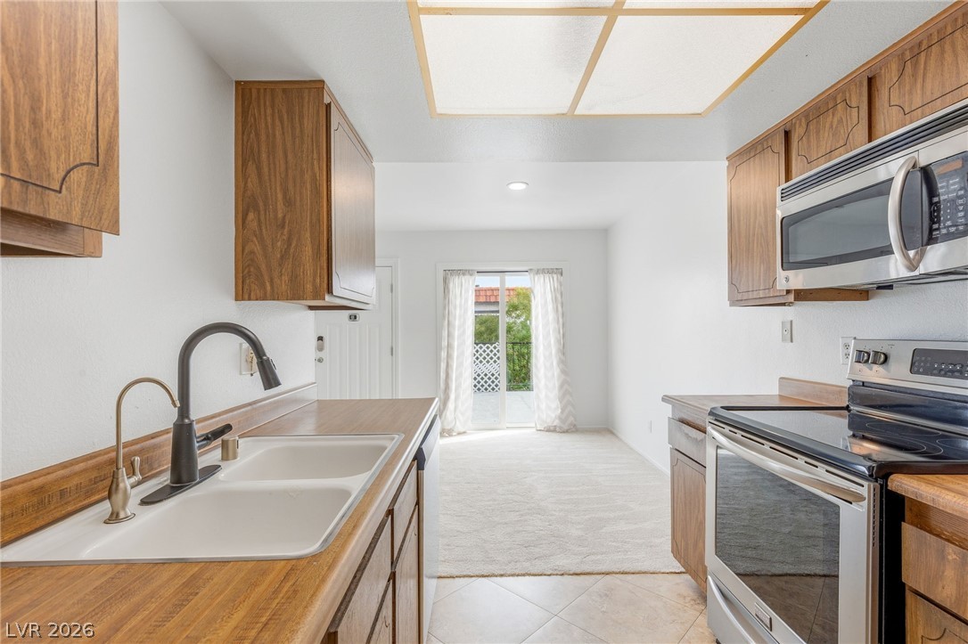 1101 Willow Tree Drive D Property Photo 16