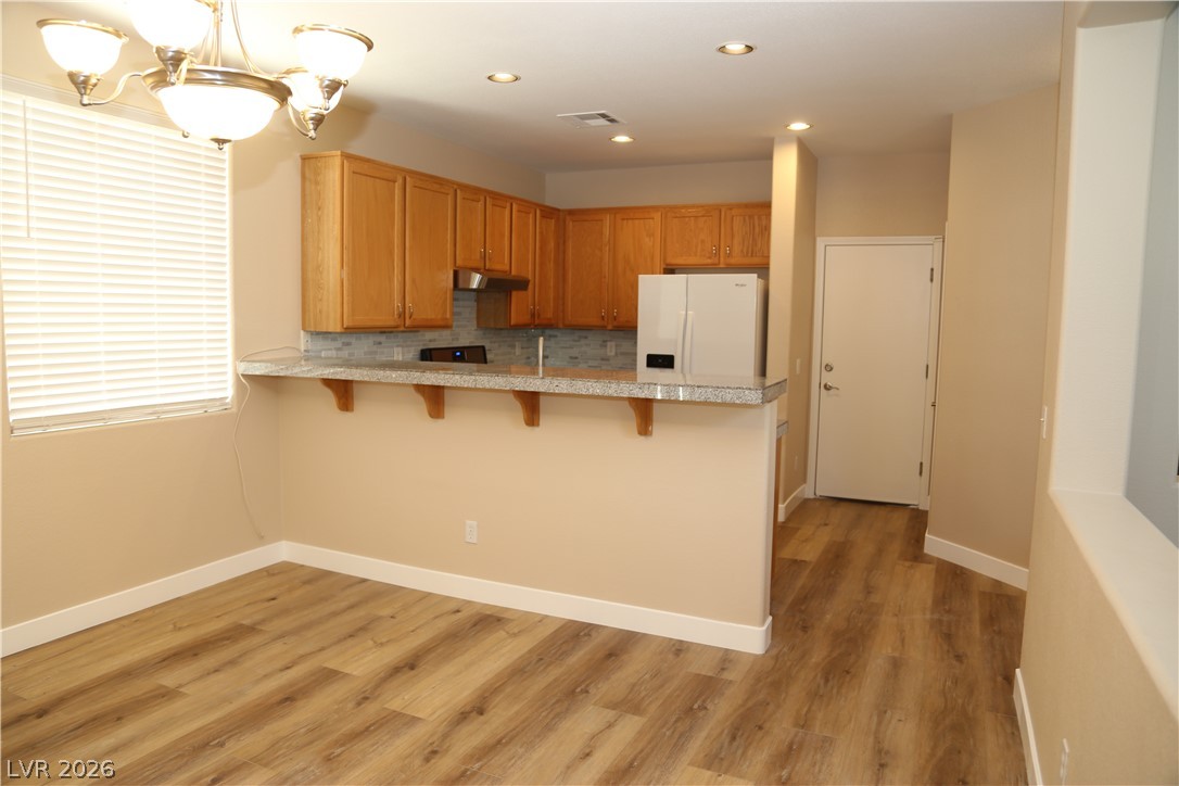 5027 Echo Shire Avenue Property Photo 9