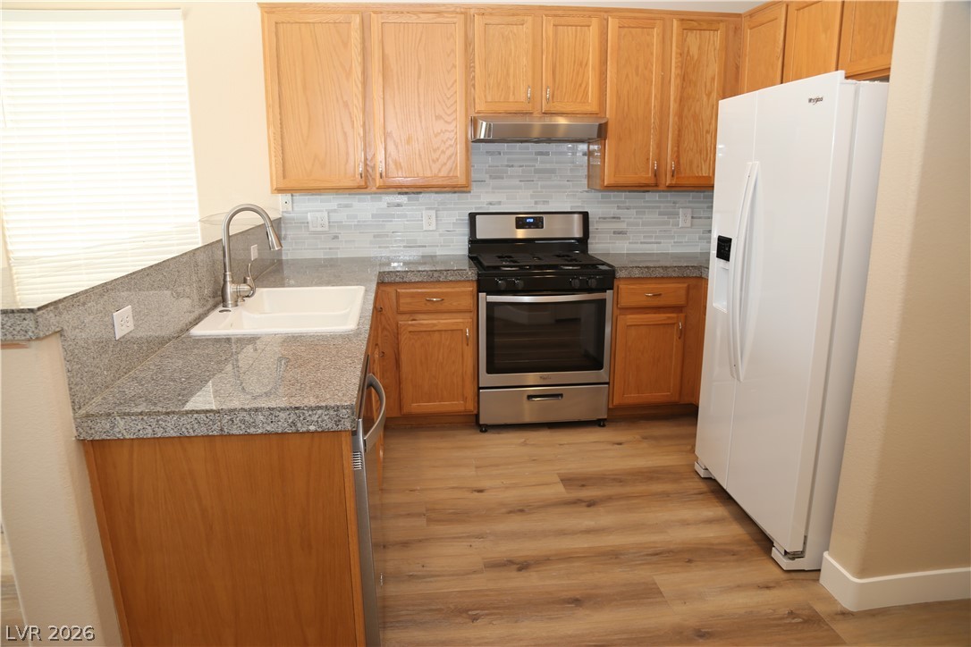 5027 Echo Shire Avenue Property Photo 10