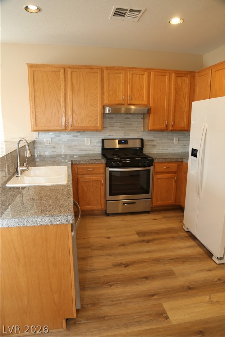 5027 Echo Shire Avenue Property Photo 11