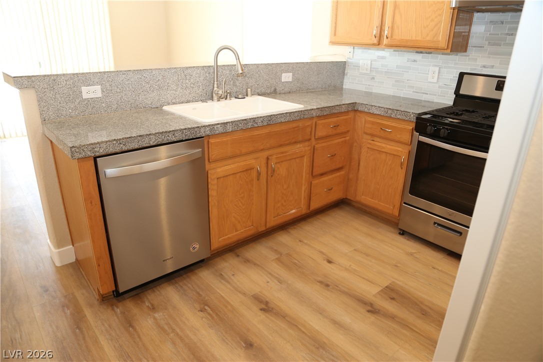 5027 Echo Shire Avenue Property Photo 12