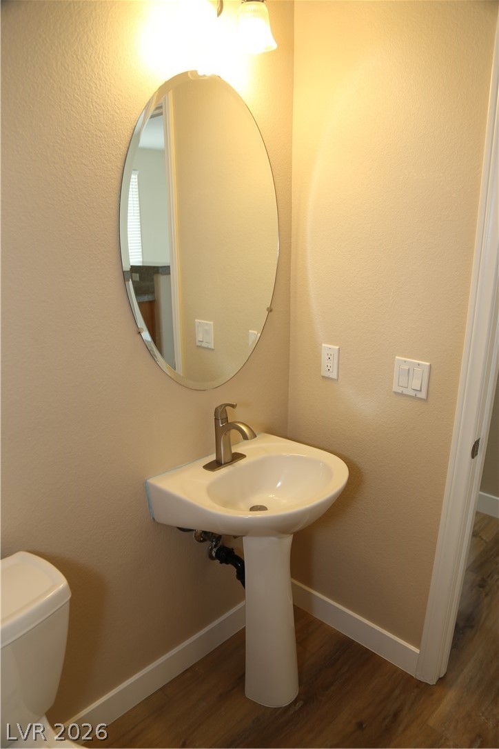 5027 Echo Shire Avenue Property Photo 14