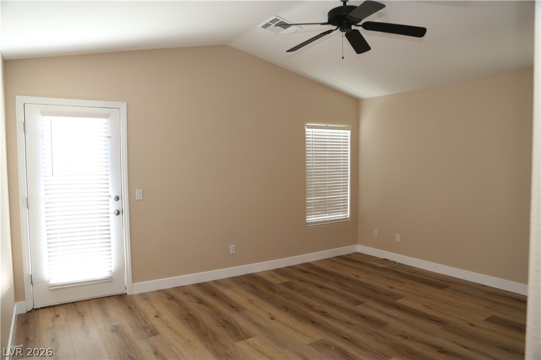 5027 Echo Shire Avenue Property Photo 17