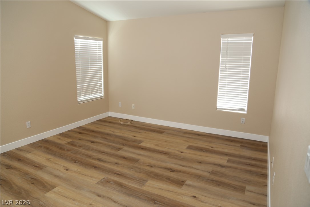 5027 Echo Shire Avenue Property Photo 18
