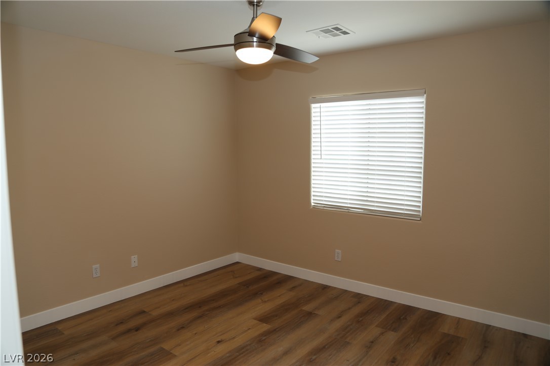 5027 Echo Shire Avenue Property Photo 27