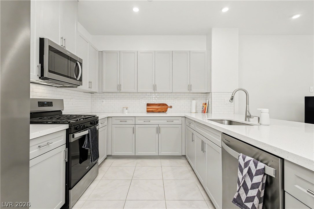 879 North East Apatite Place Property Photo 1