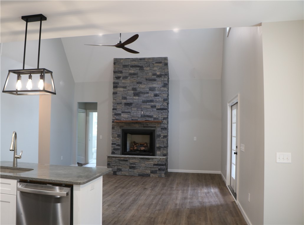 1231 Village Green Ne Property Photo 12