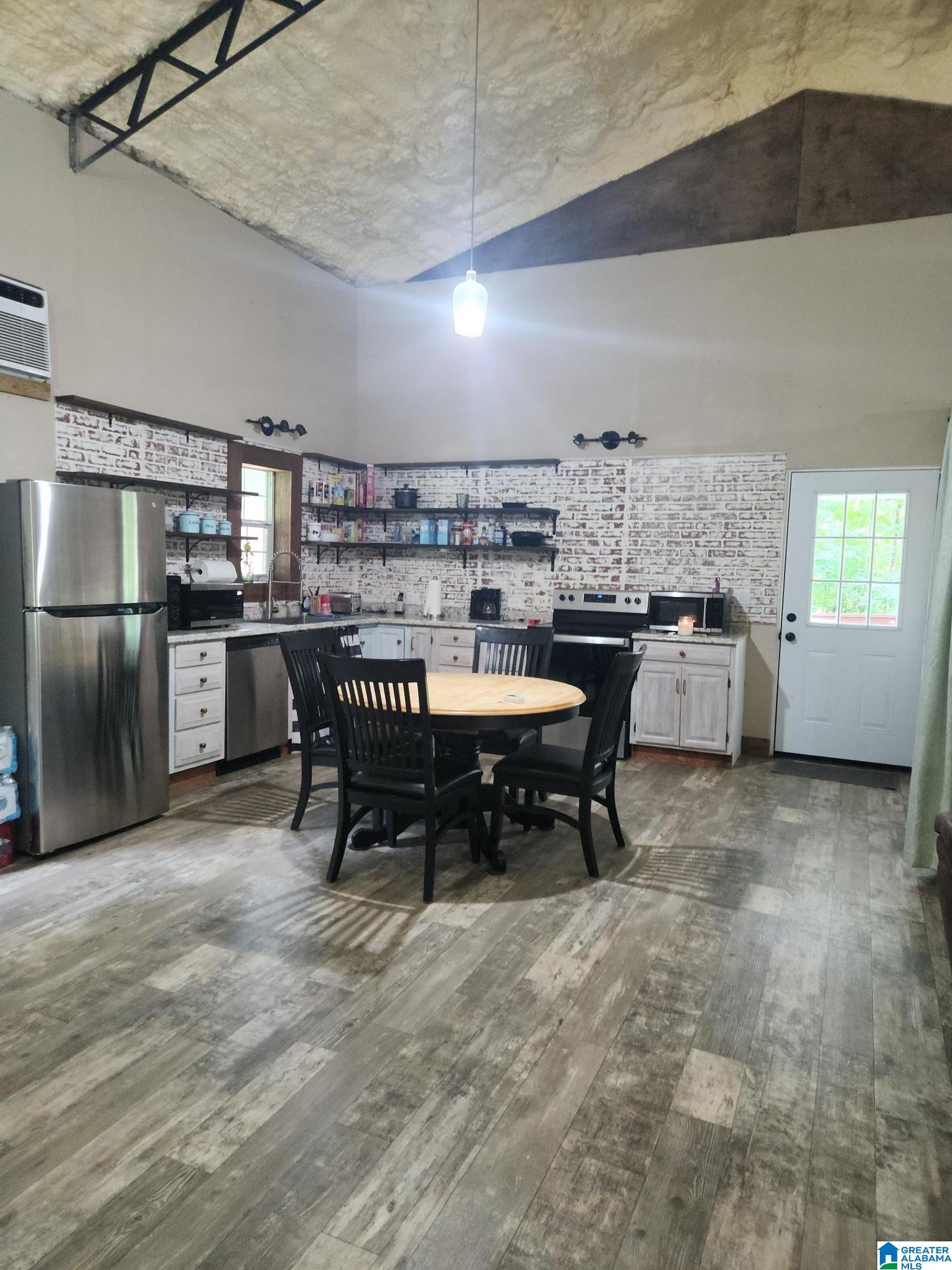 100 Six Oaks Lane Property Photo 1