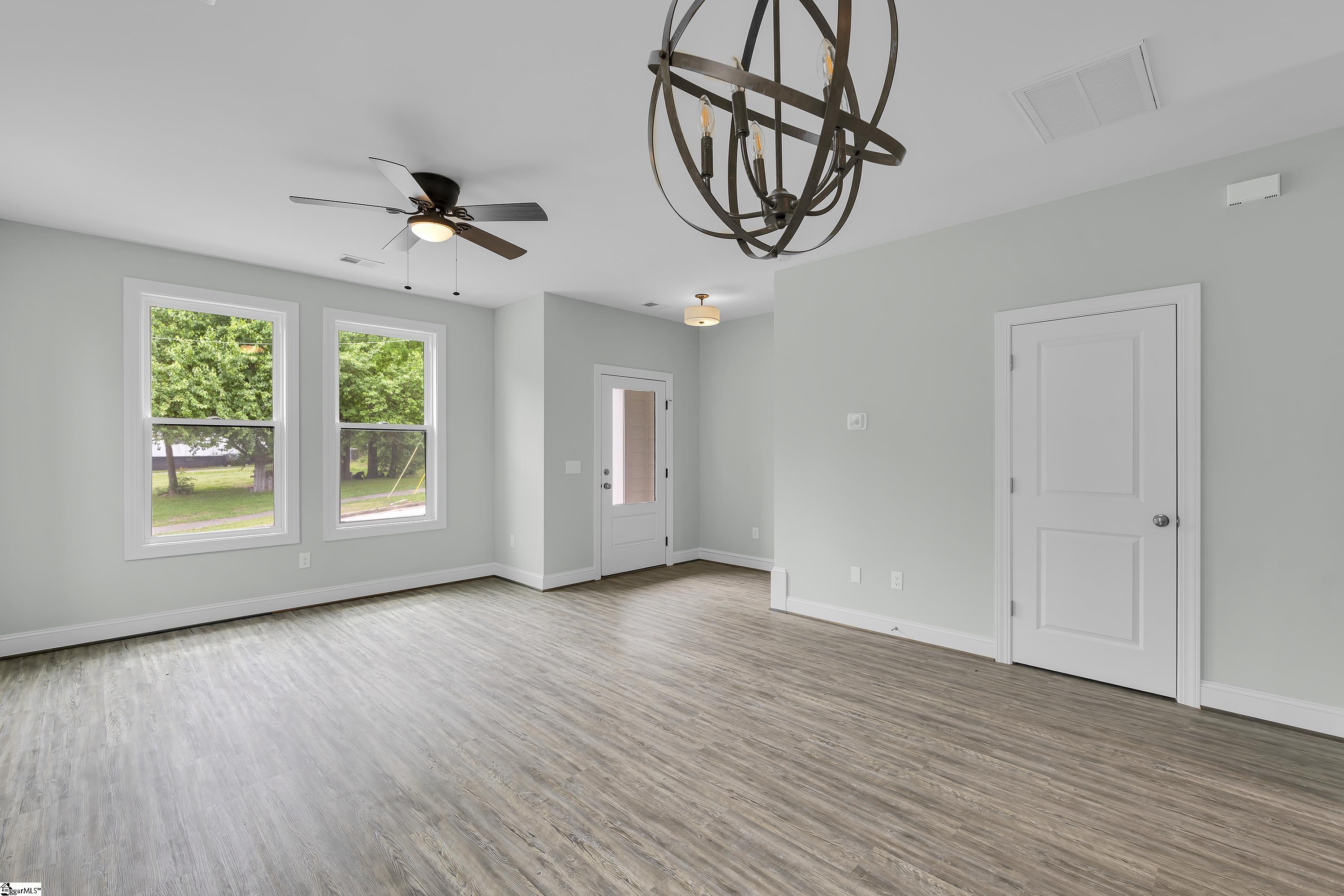 292 College Street Property Photo 4