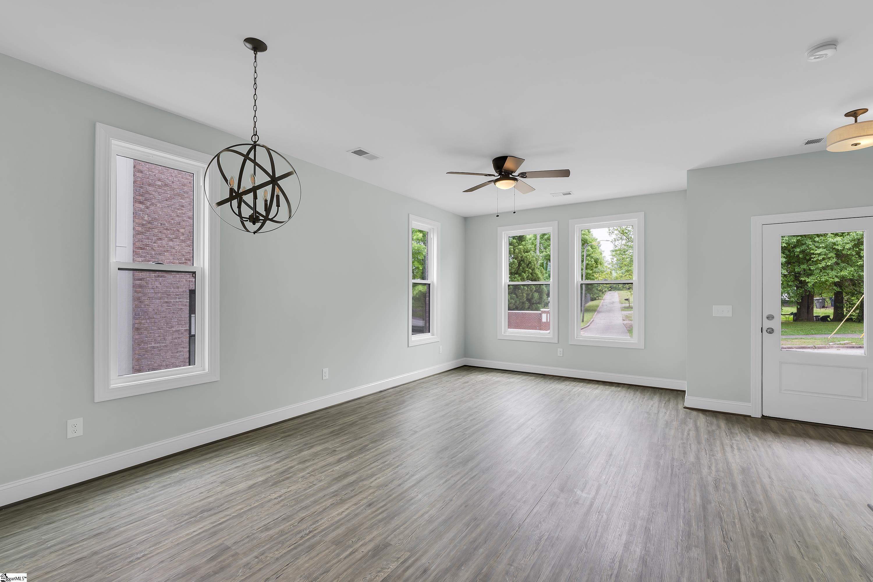 292 College Street Property Photo 5