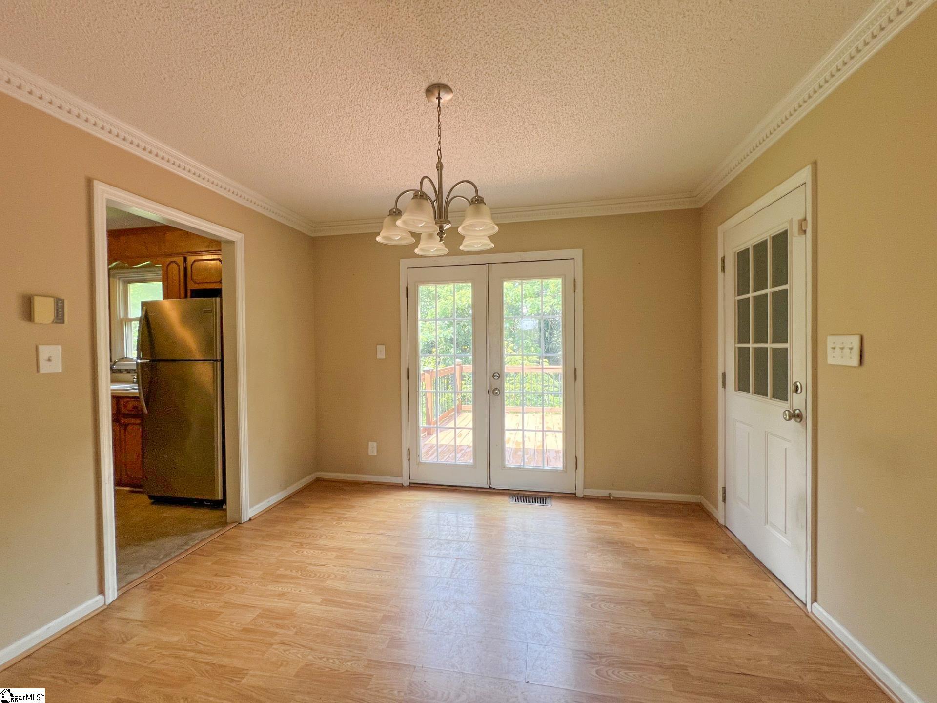 405 Cresthaven Drive Property Photo 2