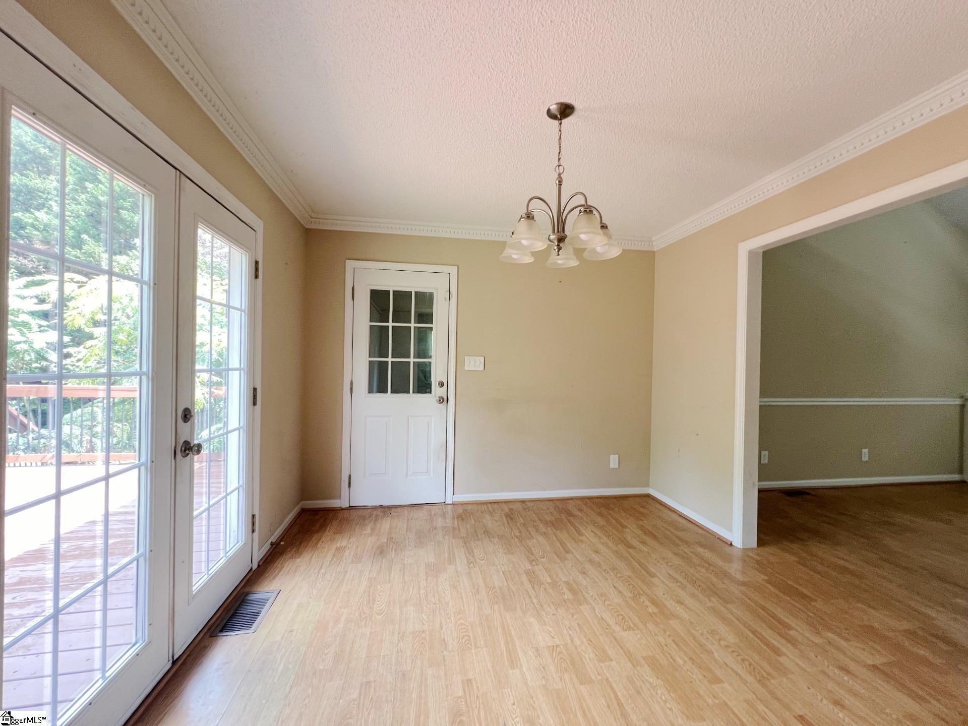 405 Cresthaven Drive Property Photo 3