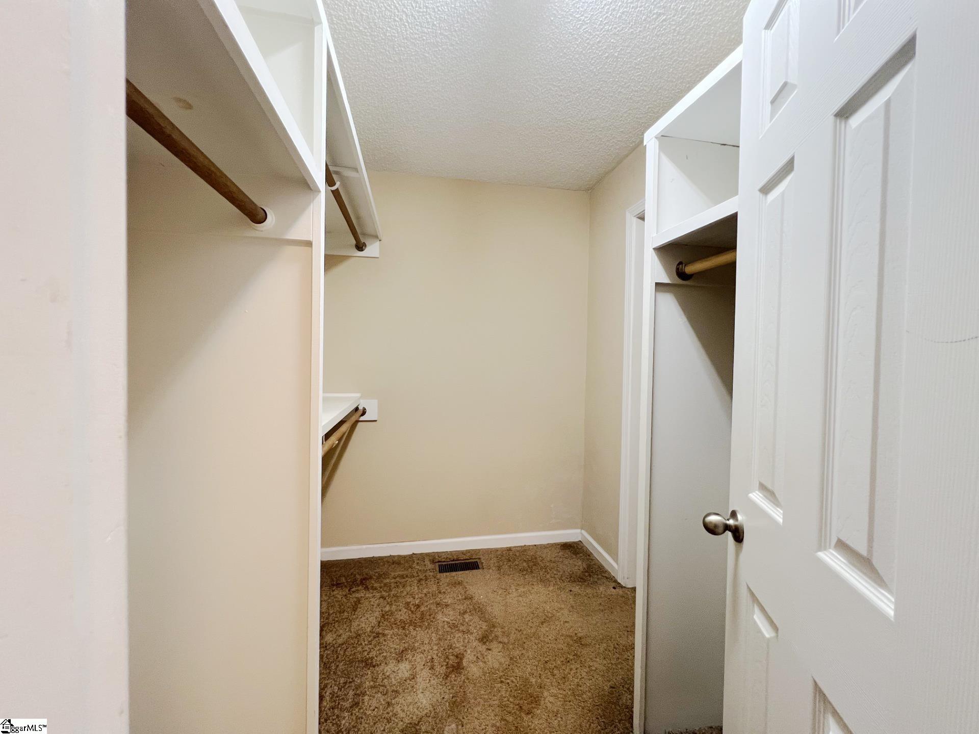 405 Cresthaven Drive Property Photo 8
