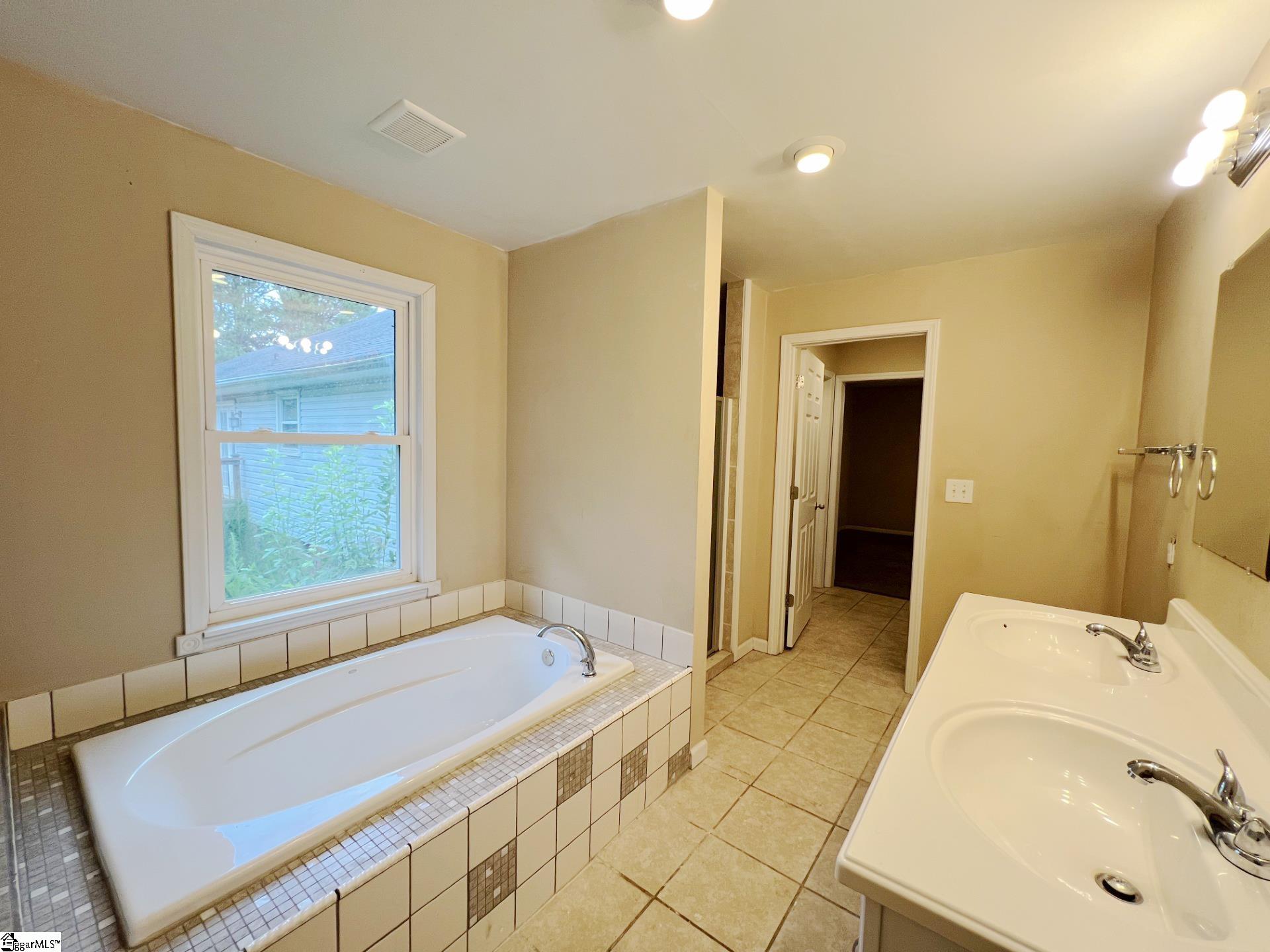 405 Cresthaven Drive Property Photo 10