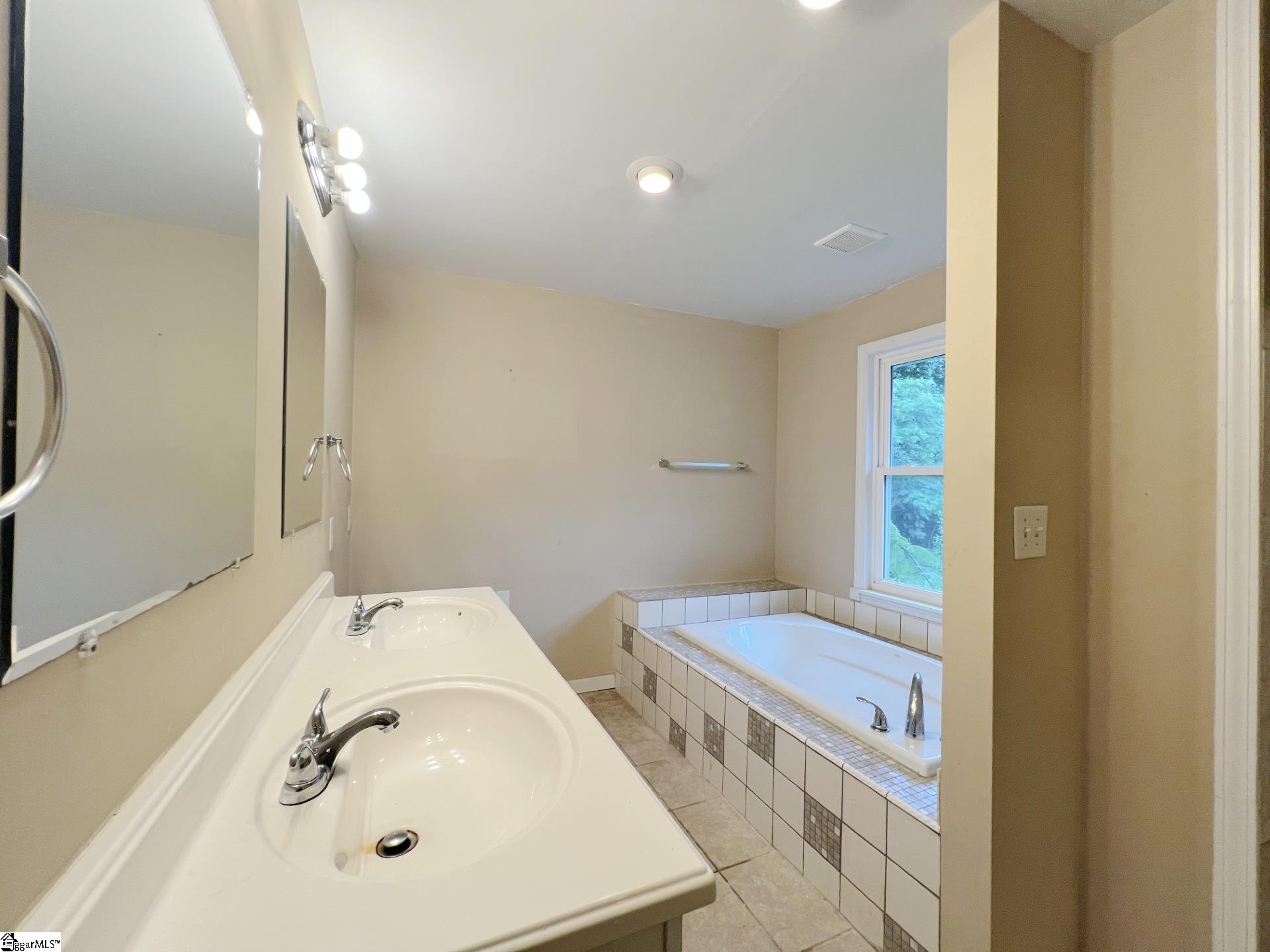 405 Cresthaven Drive Property Photo 11