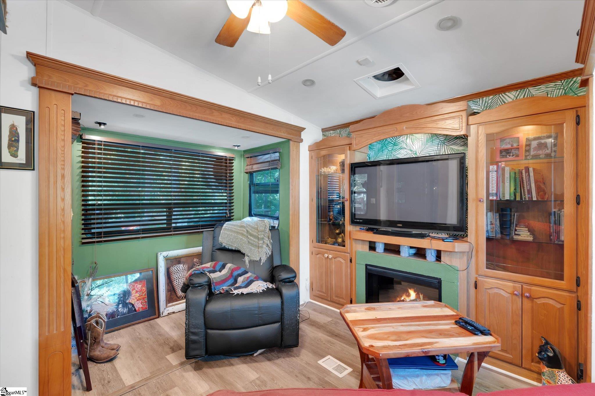 522 Loop Circle Property Photo 3
