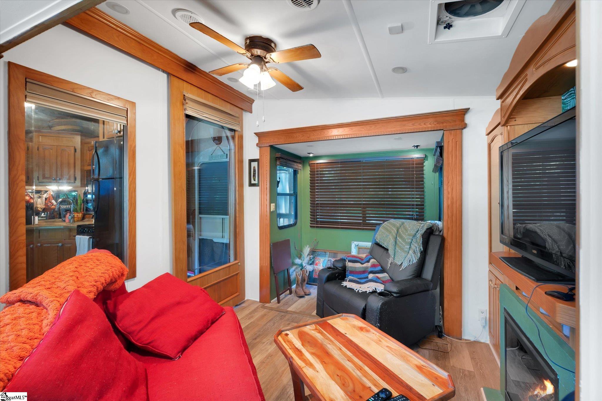 522 Loop Circle Property Photo 4