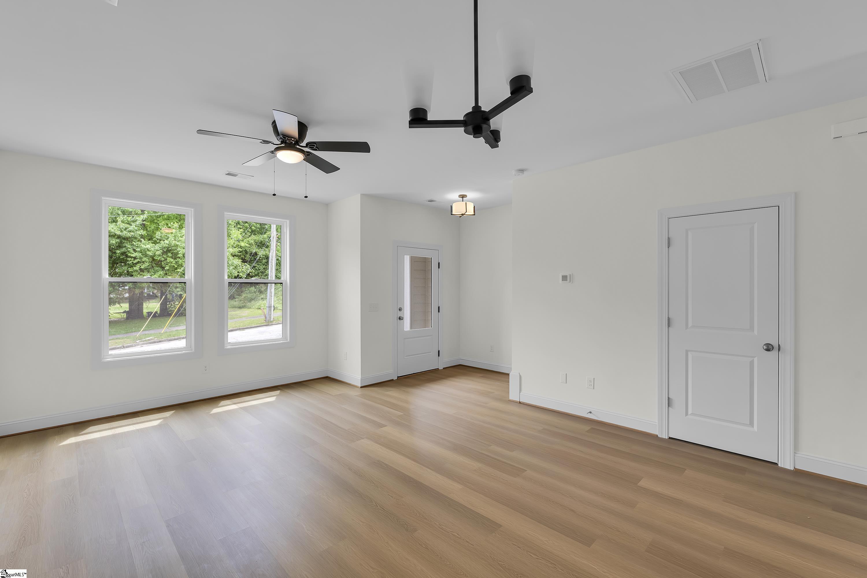 294 College Street Property Photo 4