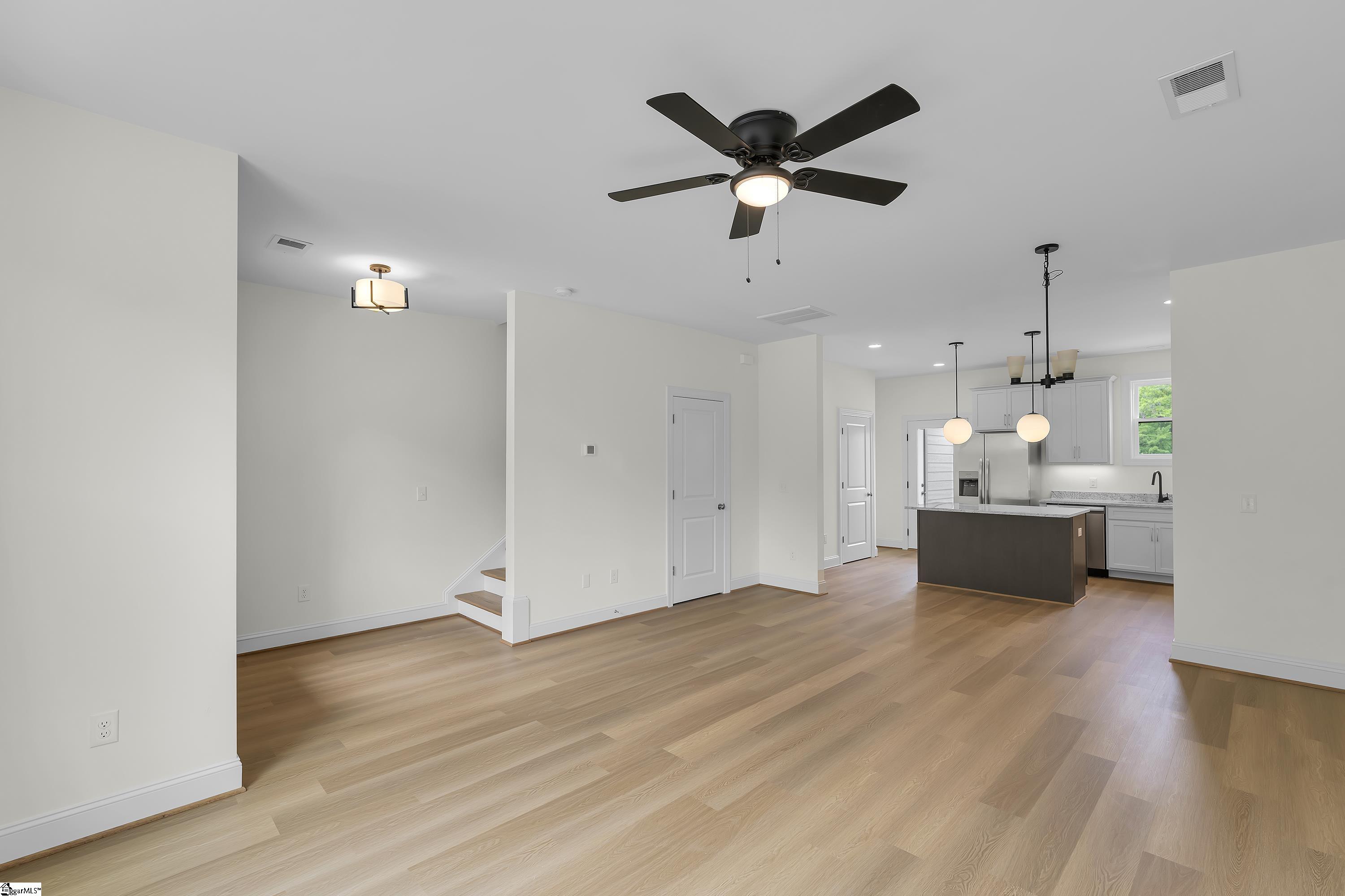 294 College Street Property Photo 5