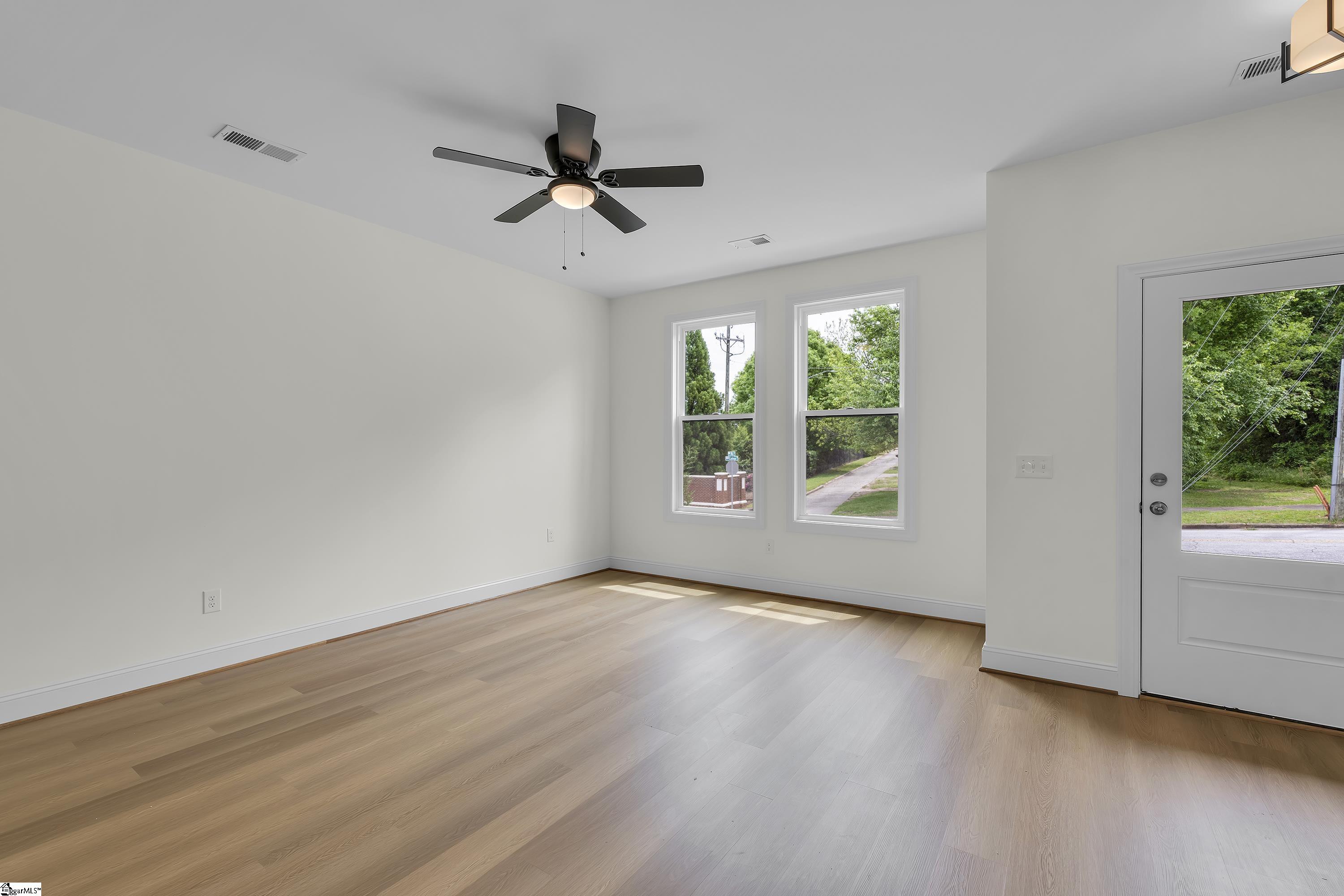 294 College Street Property Photo 6
