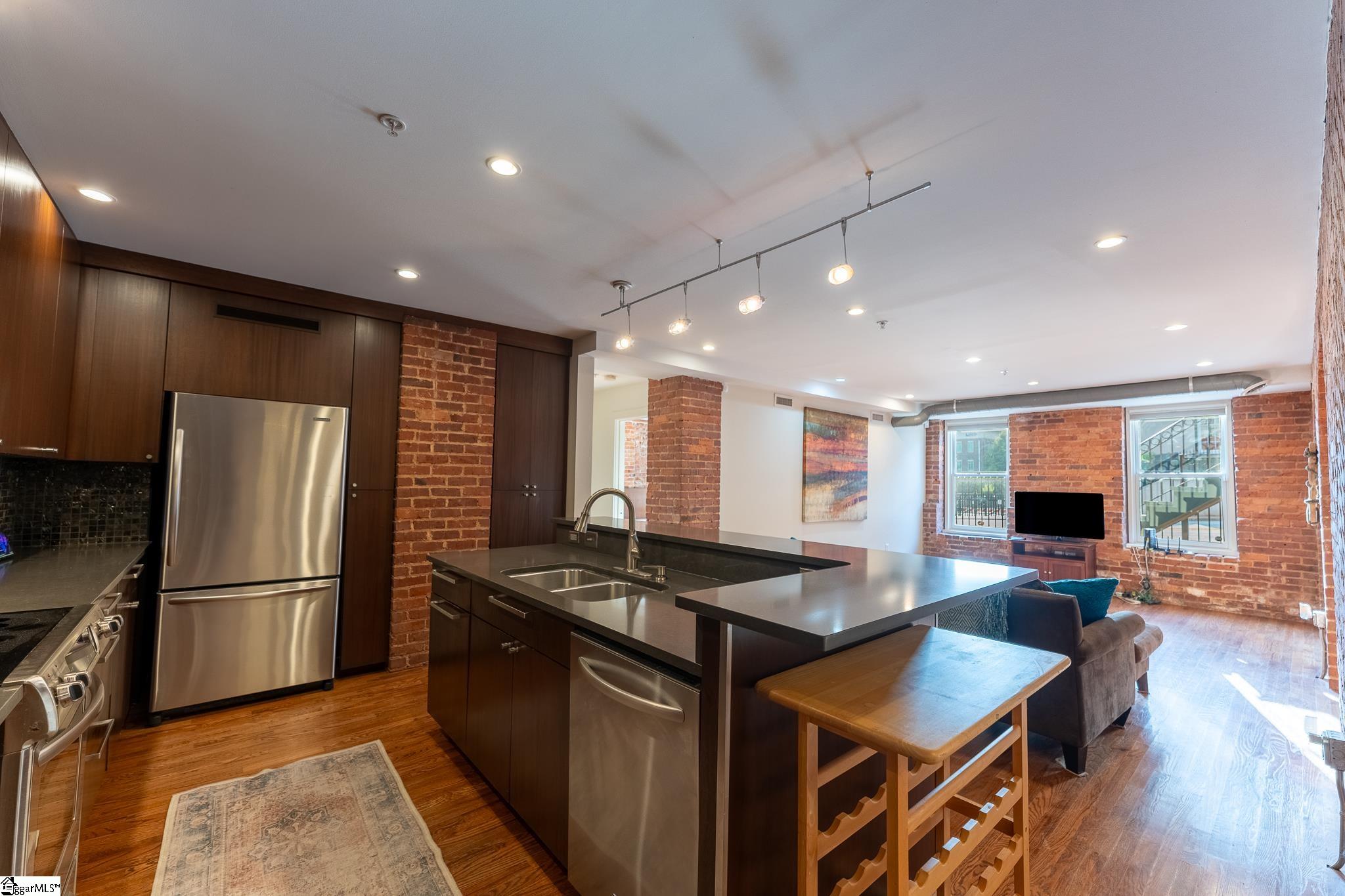 400 E Washington Avenue Property Photo 15